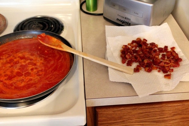 Este macarrão e bacon com molho de tomate defumado é um prato clássico com um toque delicioso. Pronto em apenas 30 minutos e cheio de sabor. Toda a sua família vai adorar este prato! 