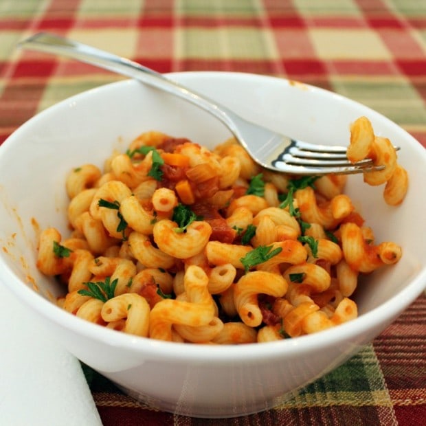 Este macarrão e bacon com molho de tomate defumado é um prato clássico com um toque delicioso. Pronto em apenas 30 minutos e cheio de sabor. Toda a sua família vai adorar este prato! 
