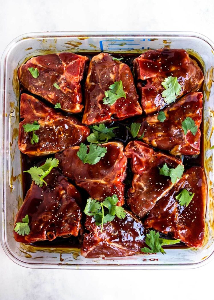 Costeletas de lombo de cordeiro marinadas e marinadas Hoisin