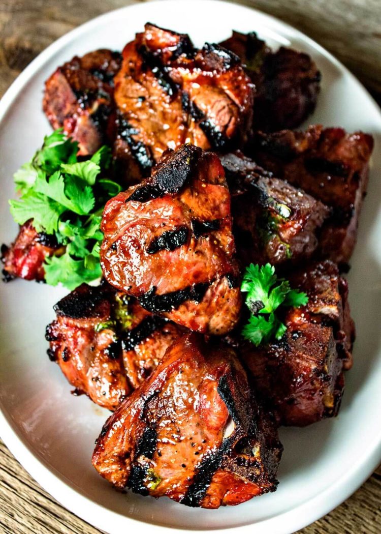 O molho Hoisin é um molho espesso e picante feito principalmente de pasta de feijão preto e pó chinês Five Spice. Aqui você vê costeletas de lombo de cordeiro grelhadas e é servido com coentro picado. www.keviniscooking.com 