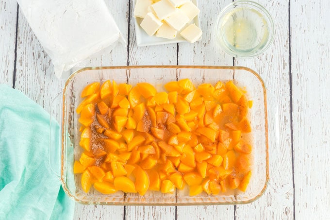 pêssegos em uma frigideira