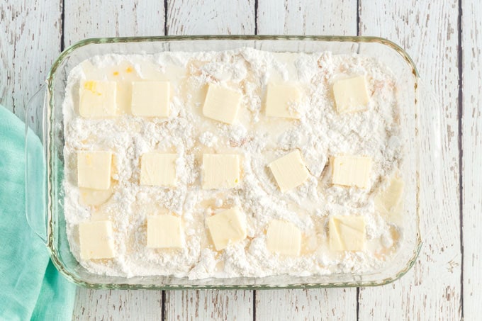 torta de pêssego com palitos de manteiga por cima
