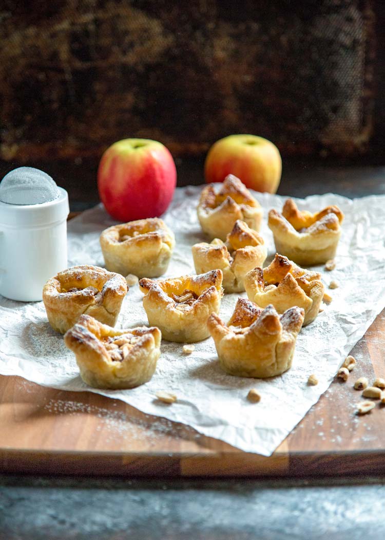  Uma incrível combinação de sabores, essas tortas de manteiga de amendoim da Apple têm tudo. A massa folhada envolve a manteiga de amendoim, coberta com maçãs picadas, um pouco de manteiga de maçã e amendoim. Cozido com um sabor dourado, sem trocadilhos, estas são as melhores sobremesas que oferecem ótimo sabor. www.keviniscooking.com 
