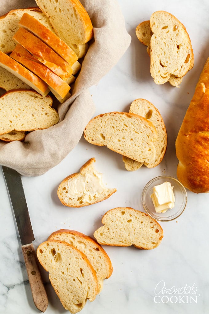 pão italiano fatiado em um balcão de mármore