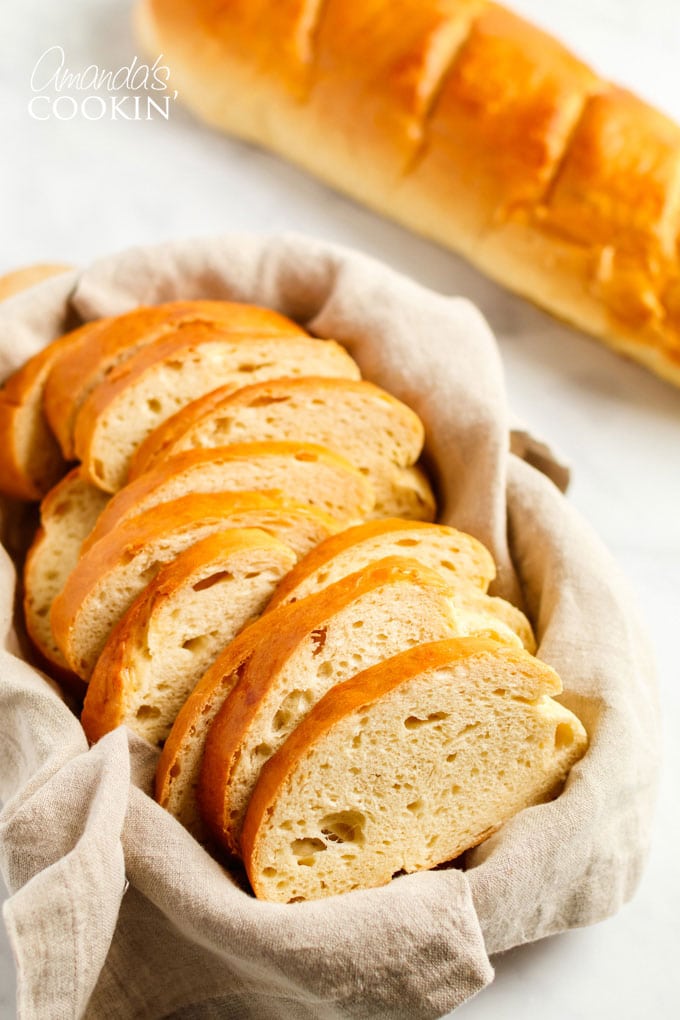 fatias de pão italiano em uma cesta