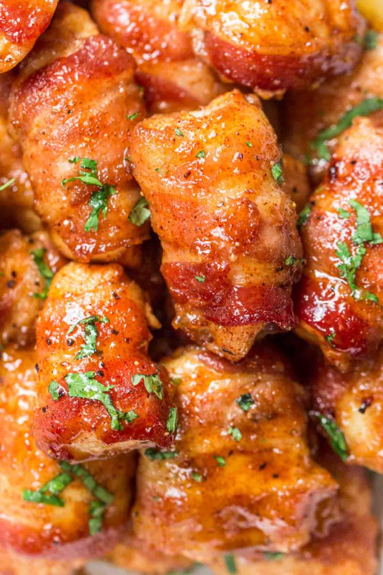 Peito de frango envolto em bacon com açúcar doce e cobertura de especiarias. 