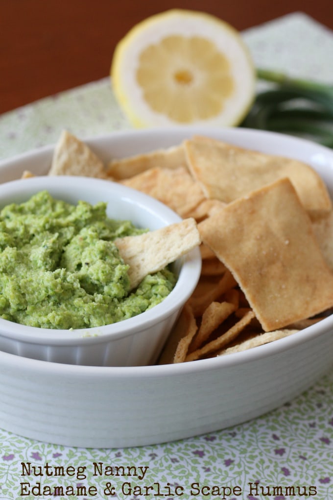 Este hummus de alho edamame é incrivelmente delicioso e perfeito para todas as paisagens de alho da primavera. Perfeito para mergulhar com legumes ou batatas fritas.
