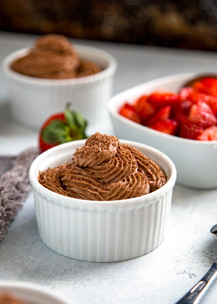 Uma sobremesa francesa clássica feita com chocolate derretido, ovos e chantilly. Esta é uma sobremesa fantástica a qualquer momento. Esta é uma receita favorita que aprendi a fazer enquanto trabalhava anos atrás. O fosco de chocolate Piret é aquele que você deve experimentar. Keviniscooking.com
