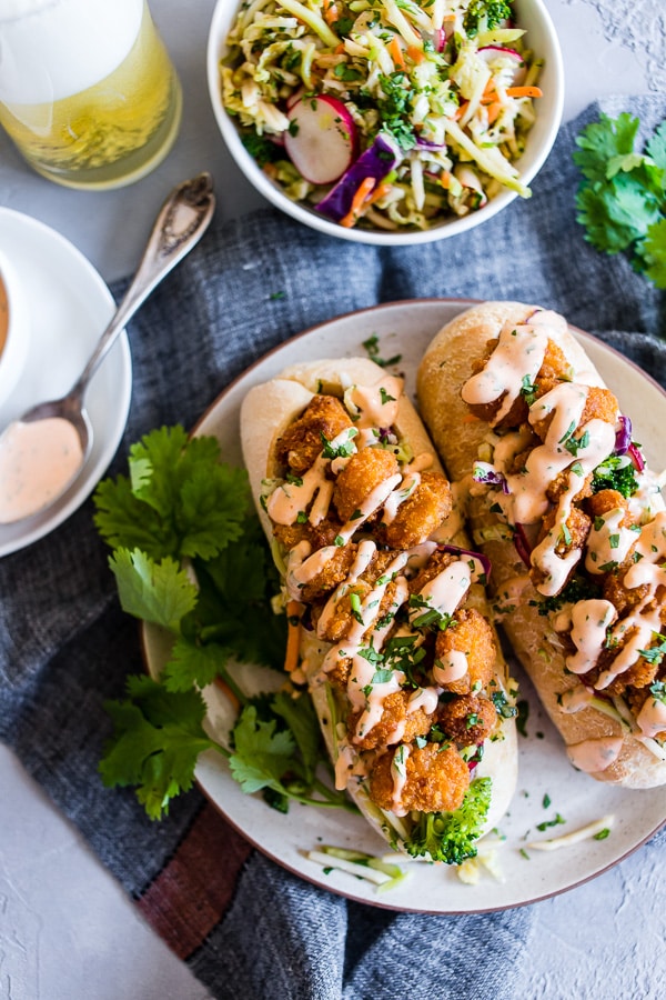 Este sanduíche de camarão asiático é cheio de sabor e perfeito para o planejamento de dias úteis. Primeiro, pegue um rolo crocante e encha-o com uma salada de brócolis crocante com sabor asiático, cubra com camarão assado crocante e regue com maionese picante de Sriracha. Você vai adorar esse sanduíche!