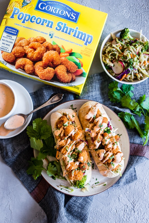 Este sanduíche de camarão asiático é cheio de sabor e perfeito para o planejamento de dias úteis. Primeiro, pegue um rolo crocante e encha-o com uma salada de brócolis crocante com sabor asiático, cubra com camarão assado crocante e regue com maionese picante de Sriracha. Você vai adorar esse sanduíche!