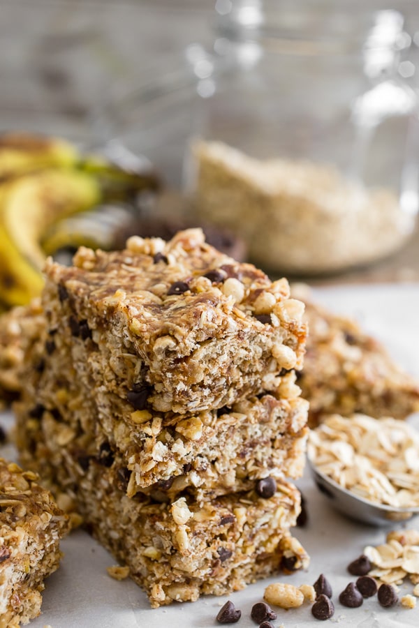 Essas barras de granola de banana e manteiga de amendoim não cozidas são o lanche ou o café da manhã perfeito. Cheio de sabor e pronto em menos de 20 minutos!