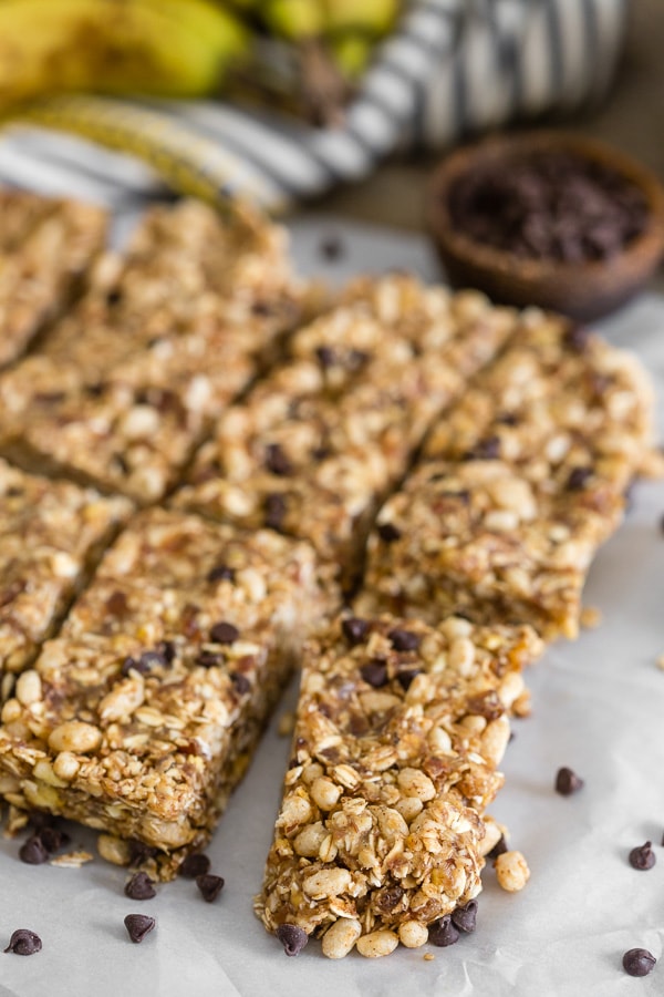 Essas barras de granola de banana e manteiga de amendoim não cozidas são o lanche ou o café da manhã perfeito. Cheio de sabor e pronto em menos de 20 minutos!