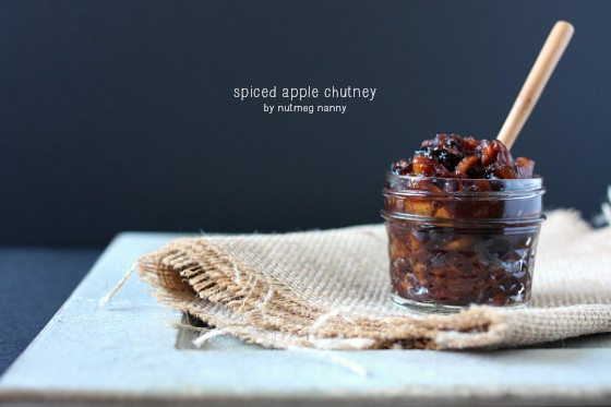 Chutney de maçã com especiarias e babá de noz-moscada