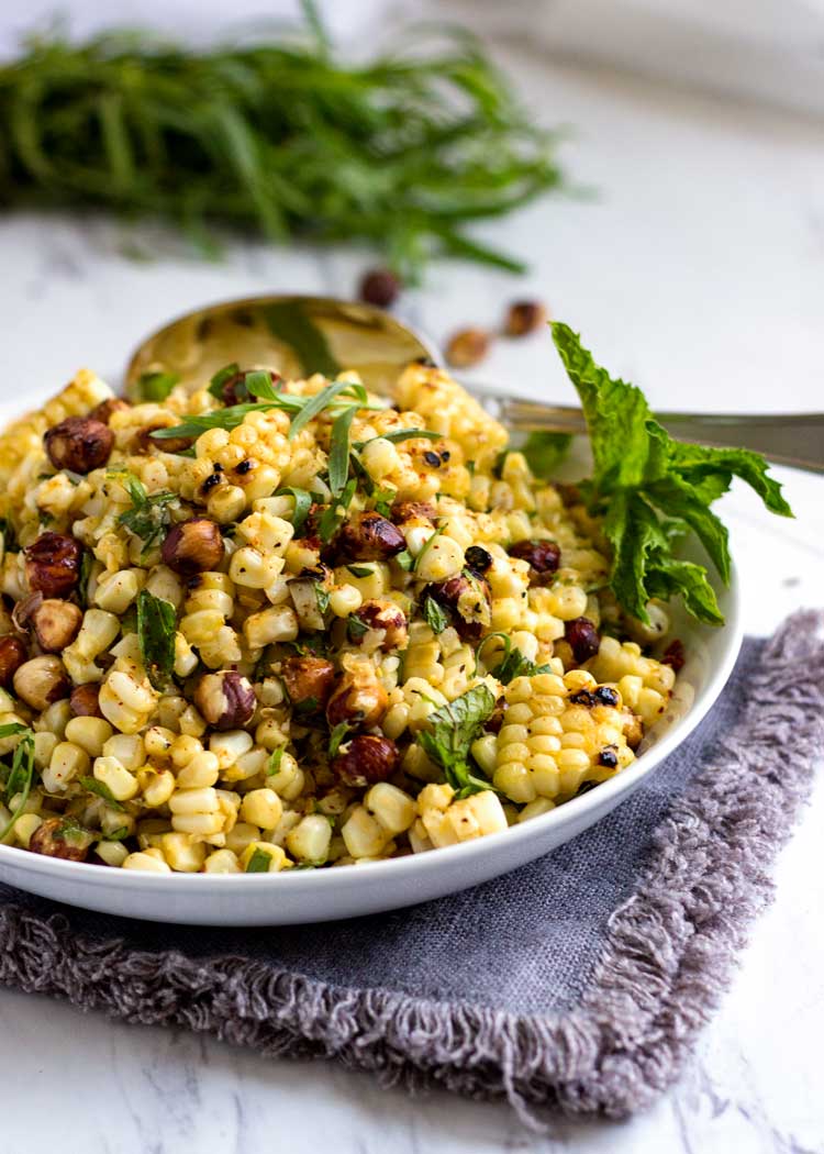 Uma fantástica salada de milho grelhado com avelãs é a salada de verão favorita da nossa família. O vinagrete cítrico, menta e estragão torna super fácil, muito bom. keviniscooking.com 