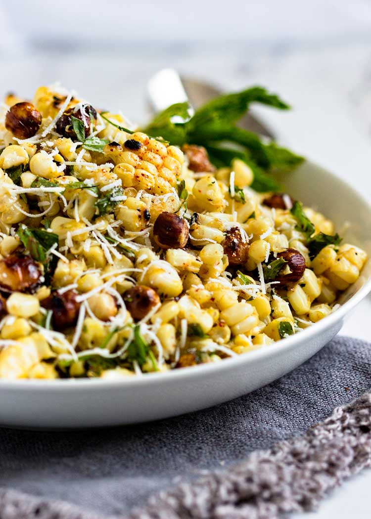Uma fantástica salada de milho grelhado com avelãs é a salada de verão favorita da nossa família. O vinagrete cítrico, menta e estragão torna super fácil, muito bom. keviniscooking.com 