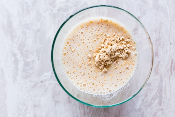 Este shake de proteína de manteiga de amendoim é o substituto perfeito da refeição ou um leve aumento no meio do dia. Feito com leite sem gordura sem proteína, manteiga de amendoim em pó, proteína em pó e um ingrediente extra especial para mantê-lo mais macio. Você vai adorar este smoothie! 