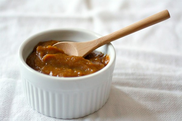 Esta manteiga de abóbora caseira é preenchida com purê de abóbora caseiro, canela, noz-moscada, cravo e cozida em cidra de maçã doce. Perfeito na torrada! 