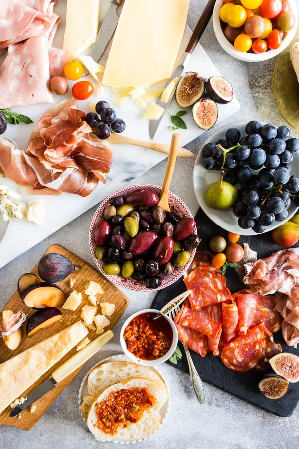 Este é o melhor antipasto italiano! Cheio de carnes e queijos italianos importados, combinados com frutas frescas doces, nozes, pão, geléia e pimenta vermelha picada. Você vai adorar como é fácil se unir e como é perfeito para qualquer festa ou reunião de família. 