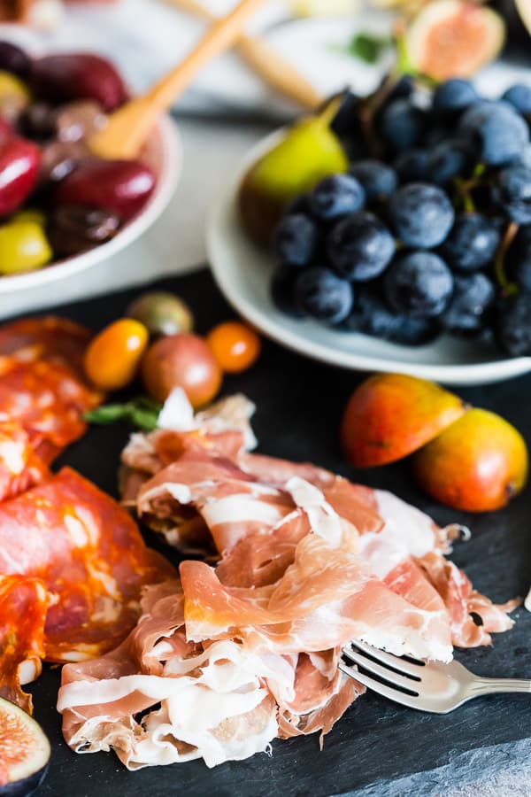Este é o melhor antipasto italiano! Cheio de carnes e queijos italianos importados, combinados com frutas frescas doces, nozes, pão, geléia e pimenta vermelha picada. Você vai adorar como é fácil se unir e como é perfeito para qualquer festa ou reunião de família. 