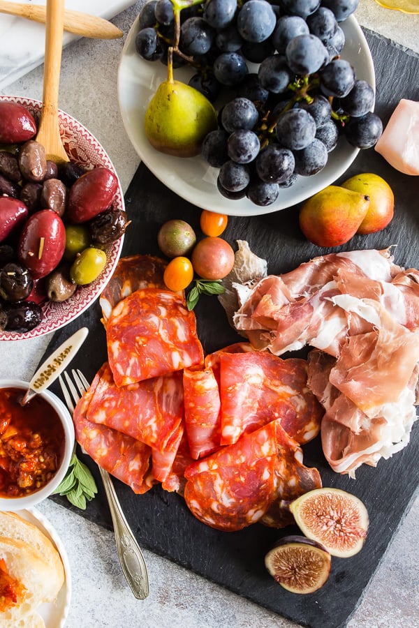 Este é o melhor antipasto italiano! Cheio de carnes e queijos italianos importados, combinados com frutas frescas doces, nozes, pão, geléia e pimenta vermelha picada. Você vai adorar como é fácil se unir e como é perfeito para qualquer festa ou reunião de família. 