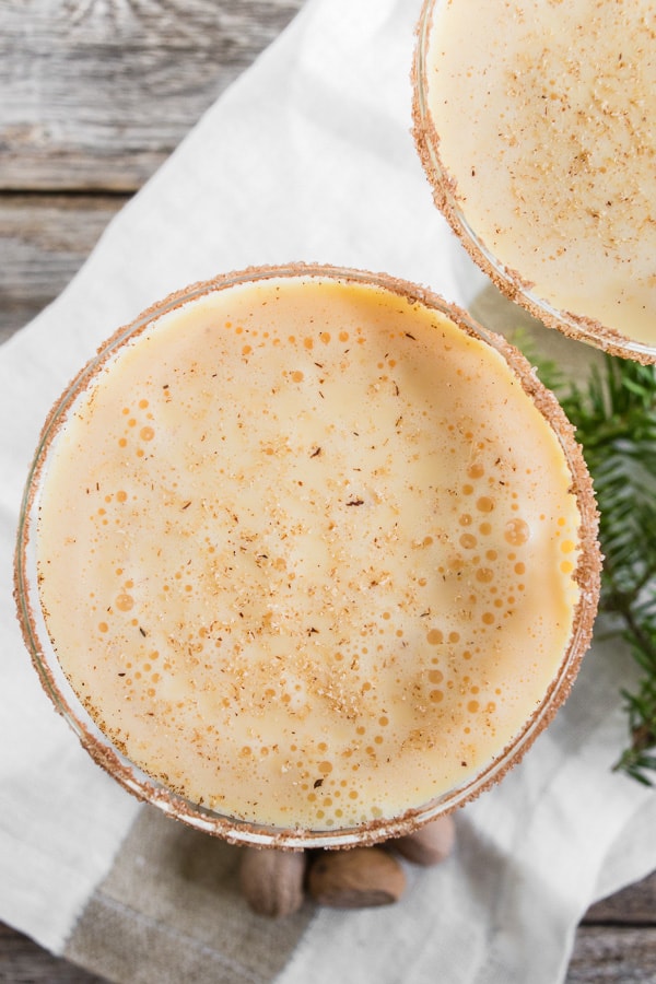 Brinde as férias com este martini de gemada cremoso. Combine um delicioso rompope, vodka de baunilha, amaretto e uma pitada de noz-moscada. Você vai adorar este saboroso coquetel de inverno!