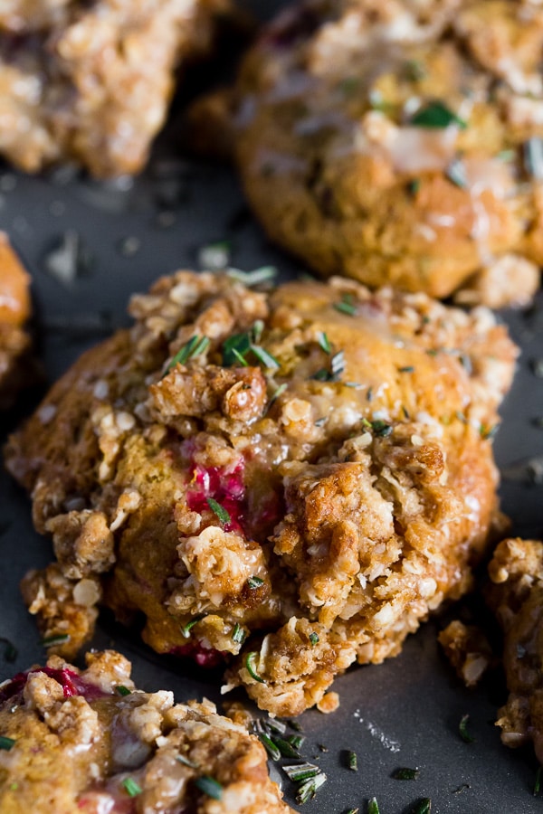 Estes muffins de cranberry, alecrim e laranja são preenchidos com mirtilos frescos, cobertos com streusel de aveia e regados com uma cobertura de laranja. Esses muffins são a maneira perfeita de começar o seu dia e você vai adorar cada mordida. 