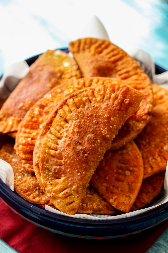 uma pilha de empanadas em uma tigela grande