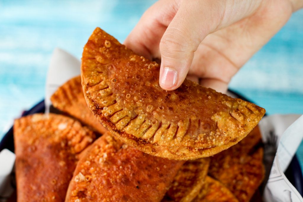 Torta realizada em uma mão.