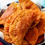 Muitas empanadas em uma tigela grande.
