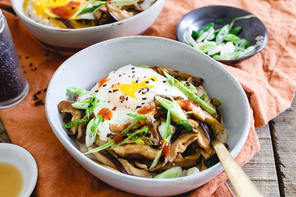 Este saboroso farelo de aveia asiático é cozido com especiarias e coberto com cogumelos shiitake salteados, ovos fritos e guarnecido com sriracha. É o toque de café da manhã salgado perfeito para o farelo de aveia tradicional. Além disso, não é apenas um ótimo café da manhã, é ótimo para almoço ou jantar também! 