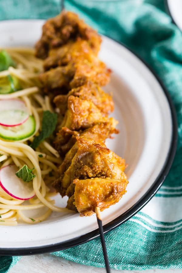 Estes macarrão de frango satay dão a você todo o sabor dos pratos, mas em um prato caseiro que fará você se sentir completo e satisfeito. Espetos de frango marinados com manteiga de amendoim servidos com uma salada caseira de macarrão que tem o sabor do molho de pepino tailandês tradicional. Você vai adorar este prato leve e saboroso, perfeito para os dias quentes da primavera!