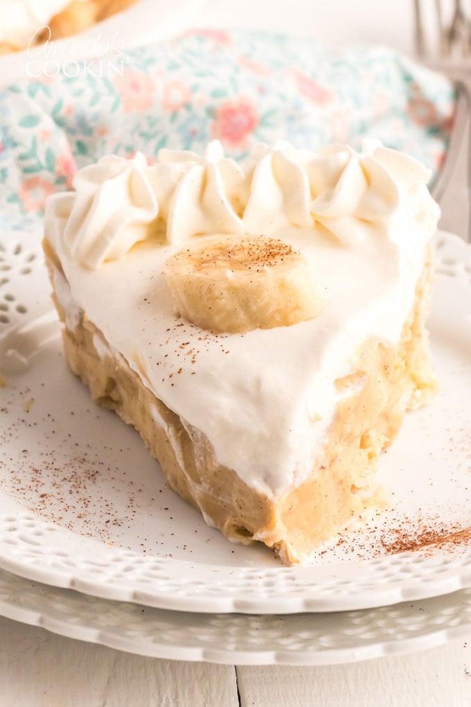 fatia de torta de creme de banana na chapa branca