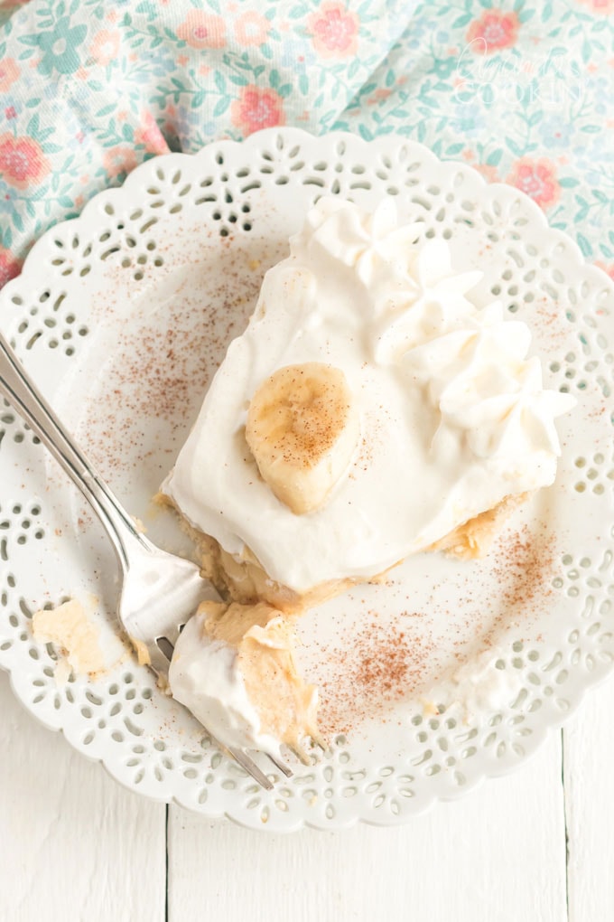 fatia de torta de creme de banana com garfo no prato