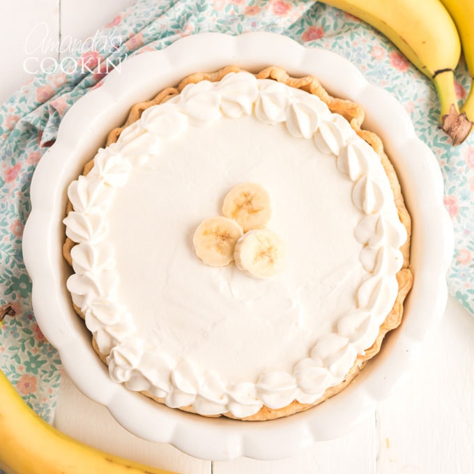 visão aérea de torta de creme de banana inteira
