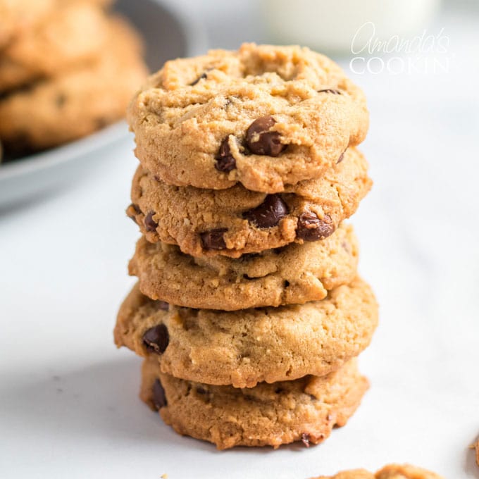 La cremosa mantequilla de maní y la avena masticable se unen para hacer deliciosas galletas de chispas de chocolate con avena y mantequilla de maní. ¡La gente preguntará por esta receta! pila de galletas de chispas de chocolate de avena y mantequilla de maní