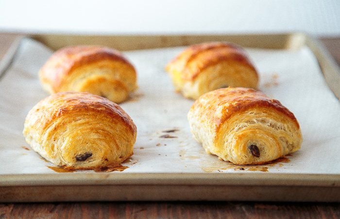 Receita de croissant de chocolate desde o início. Croissants franceses.