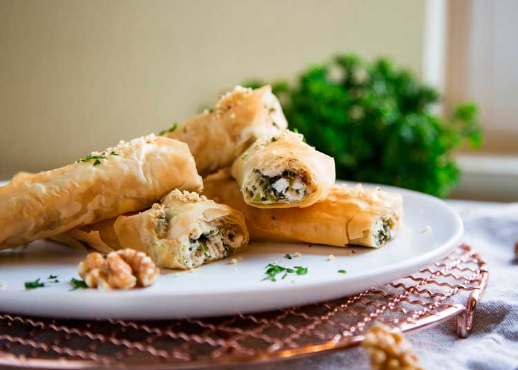  Frango, nozes e recheio de queijo de espinafre, todos embrulhados em camadas de massa folhada escamosa, tornam esses rolos de nozes de frango Spanakopita tão irresistíveis. keviniscooking.com 