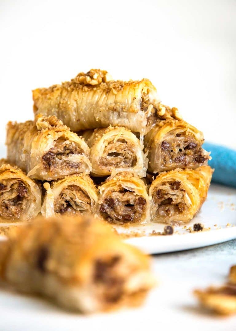  No meu Baklava Enrolado com Nozes e Chocolate, optei por enrolá-los e formar pãezinhos amassados ​​em forma de charuto, depois mergulhá-los em um xarope com sabor cítrico. keviniscooking.com 