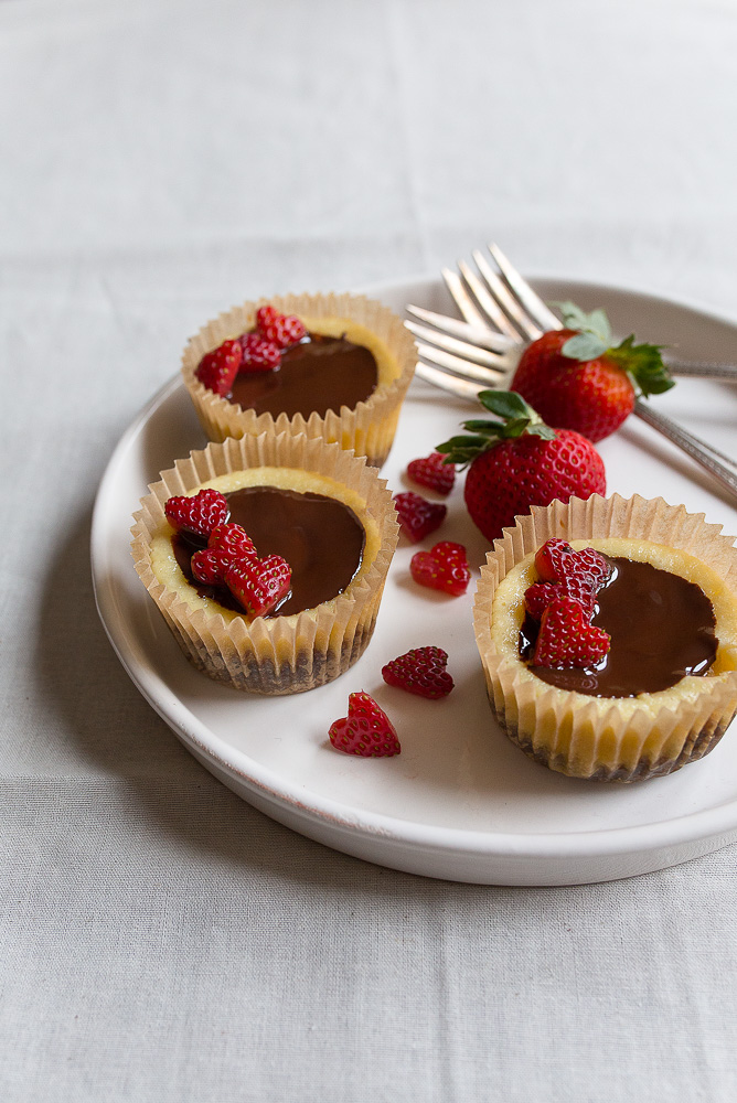 Mini Cheesecakes com Graham Cracker Cracker, Chocolate e Morangos Coração