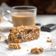  Tâmaras, nozes e bacon são fatiados e misturados com manteiga de noz, aveia e cerejas secas para essas saborosas barras de café da manhã com nozes. Costumamos levá-los a excursões com cães e para um lanche fácil ou sempre que houver fome 