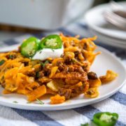  Torta frita é um prato americano popular no sudoeste por ser crocante, picante e brega. Aqui está minha opinião sobre o uso de salgadinhos de milho fritos, meu chili com carne e bastante queijo para um jantar fácil neste clássico crocante. 
