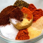  Este produto de Porco Seco Doce é equilibrado com açúcar mascavo escuro e doce para o beijo do melaço e tempera com alho, cebola, pimentão e pimenta caiena 