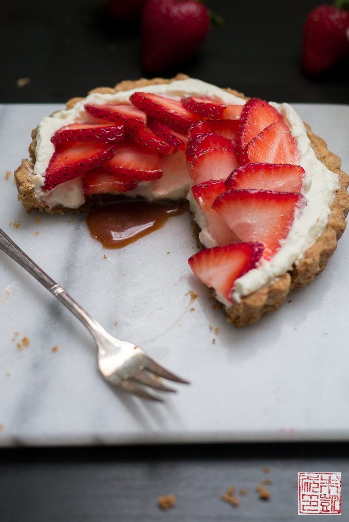 Corte a torta de morango balsâmico