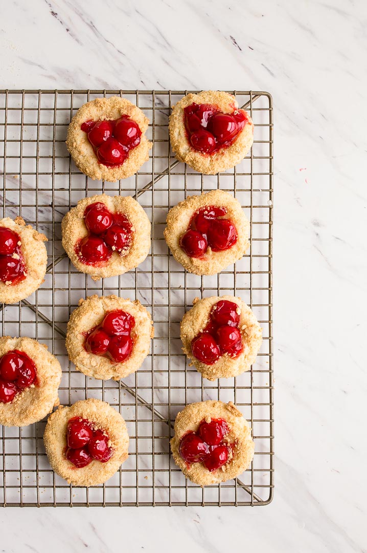 Bolinhos de Cheesecake de Cereja: Bolinhos de Cheesecake Enrolados em Migalhas de Biscoito e Cobertos com Bolo de Conservas de Cereja 