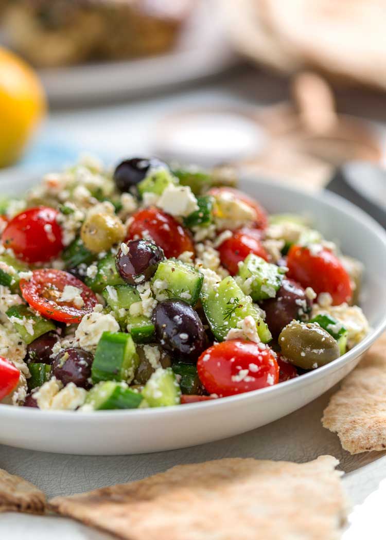 foto da salada grega com queijo feta