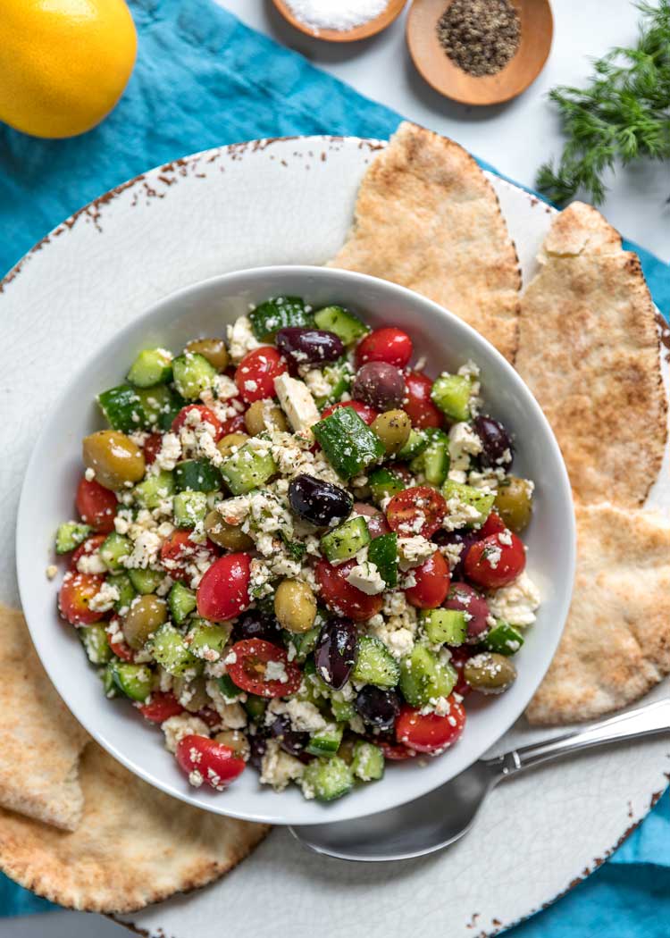 acima foto de salada grega com queijo feta