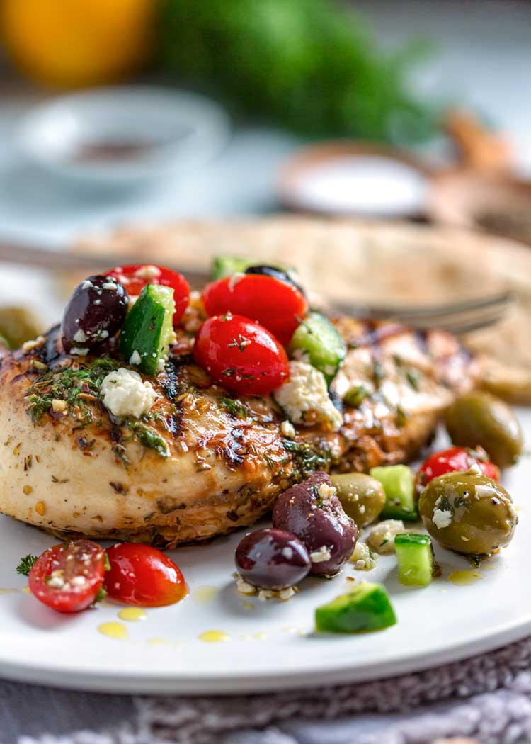 Prato de frango grelhado com salada de tomate, pepino, azeitona e queijo feta