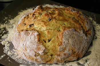 Pan de soda irlandés con suero de leche y pasas | 31Daily.com