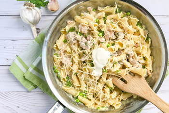 Pasta cremosa de salmón con guisantes, eneldo y crema | 31Daily.com