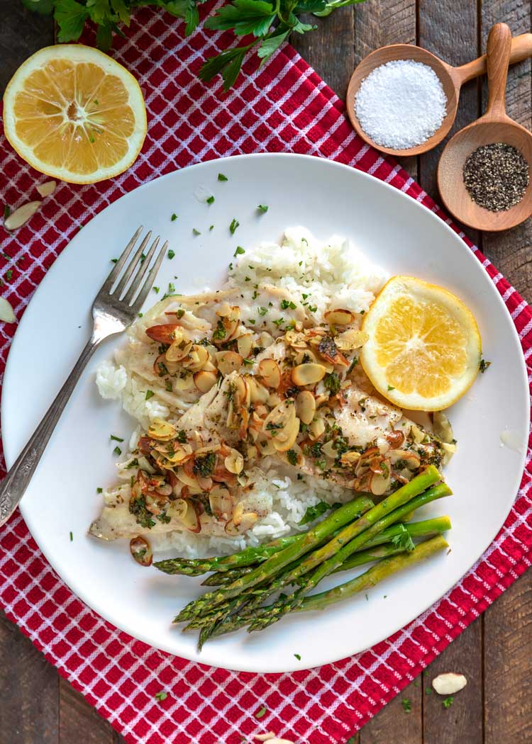 acima foto de amêndoa de peixe cozido